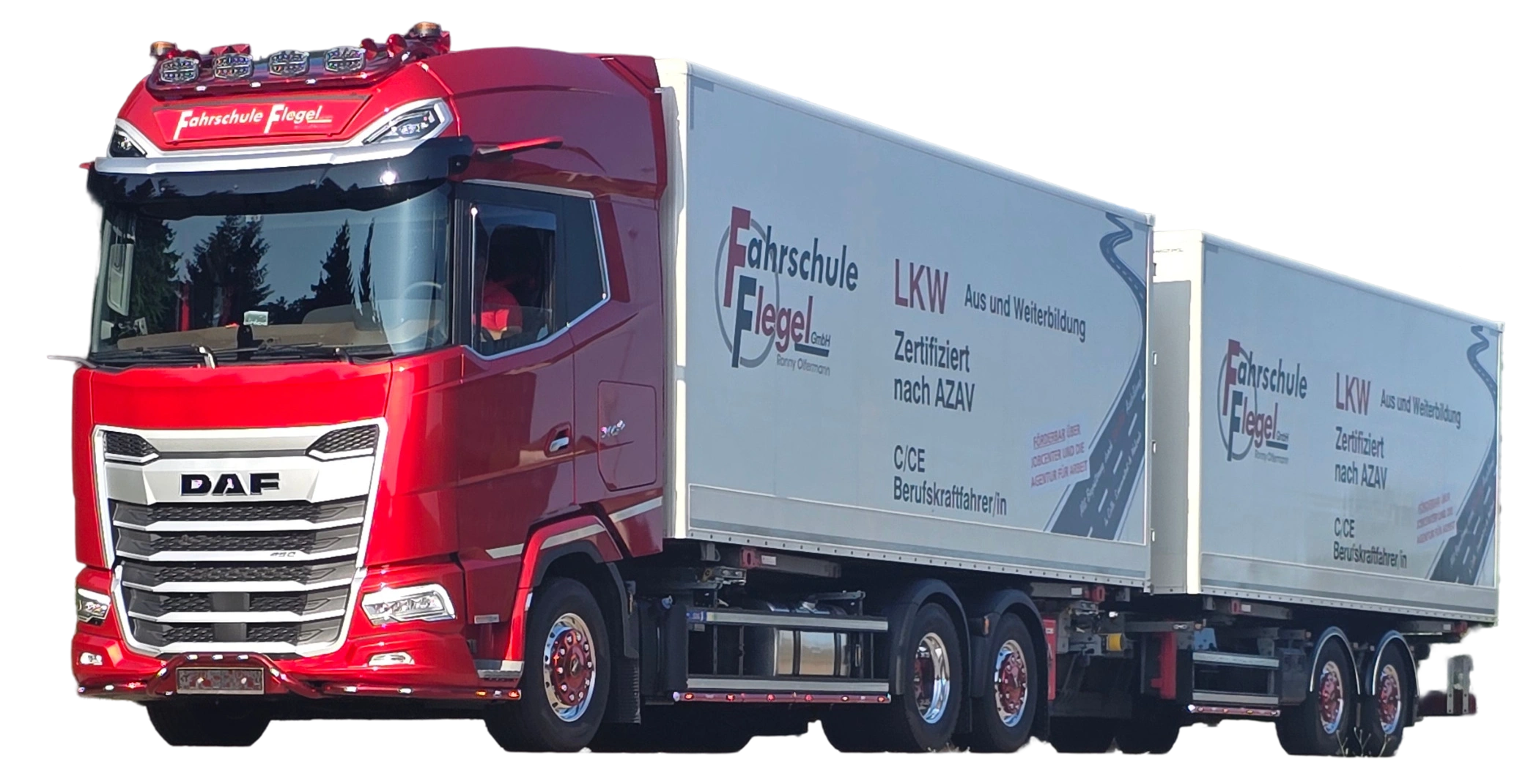 Freigestellter DAF-Fahrschul-Lkw mit Anhänger der Fahrschule Flegel für C/CE und Berufskraftfahrer-Ausbildung