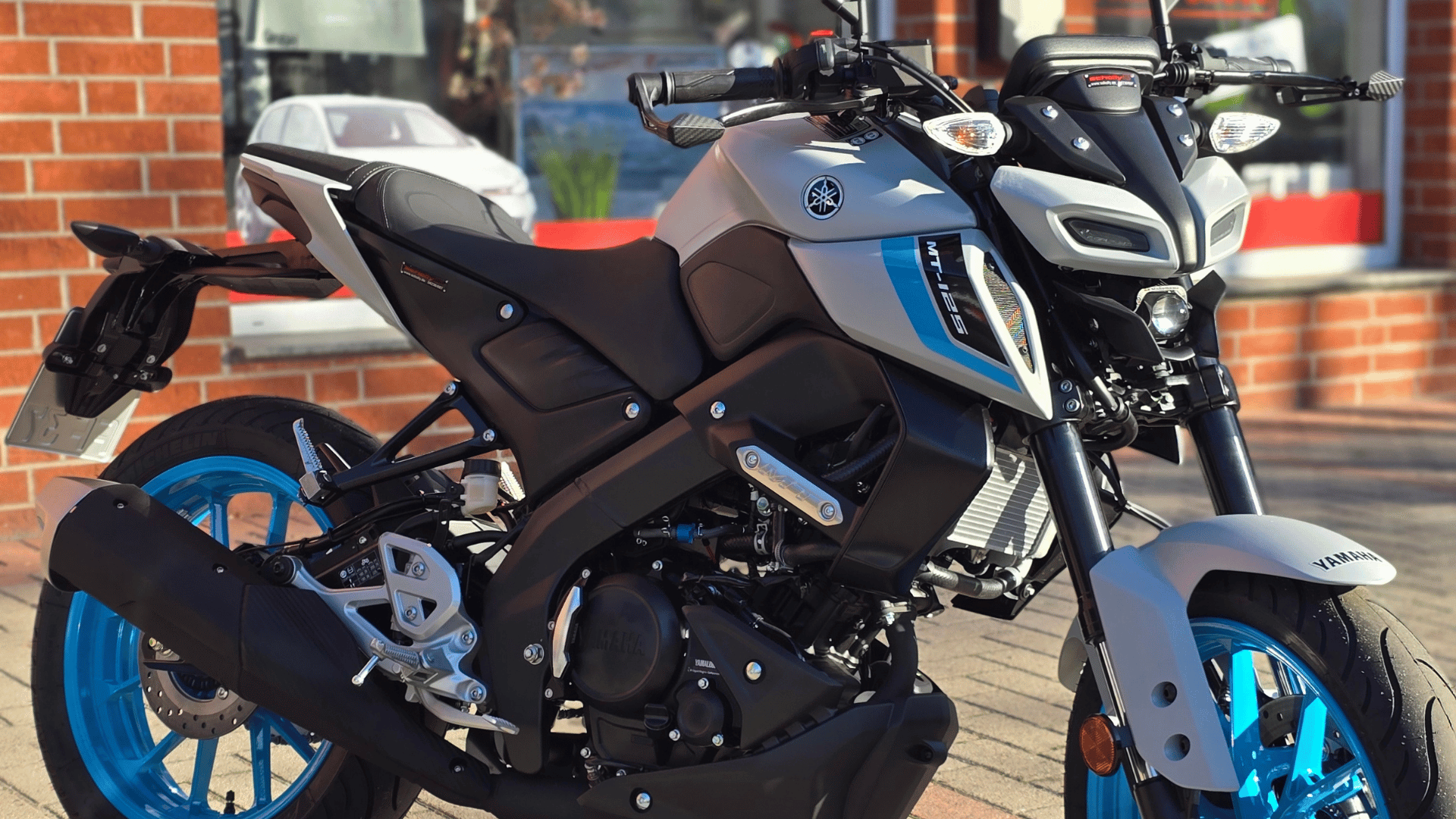 Yamaha MT-125 Fahrschulmotorrad vor dem Standort Schwarmstedt der Fahrschule Flegel
