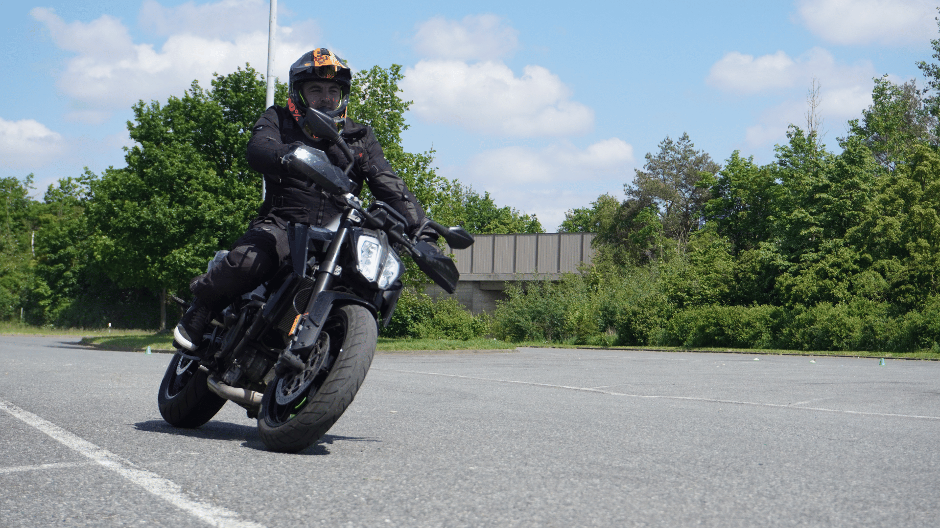 Motorradfahrer beim Fahrsicherheitstraining der Fahrschule Flegel auf einem Übungsplatz
