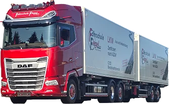 Freigestellter roter DAF-Fahrschul-Lkw mit Anhänger der Fahrschule Flegel für die C- und CE-Ausbildung