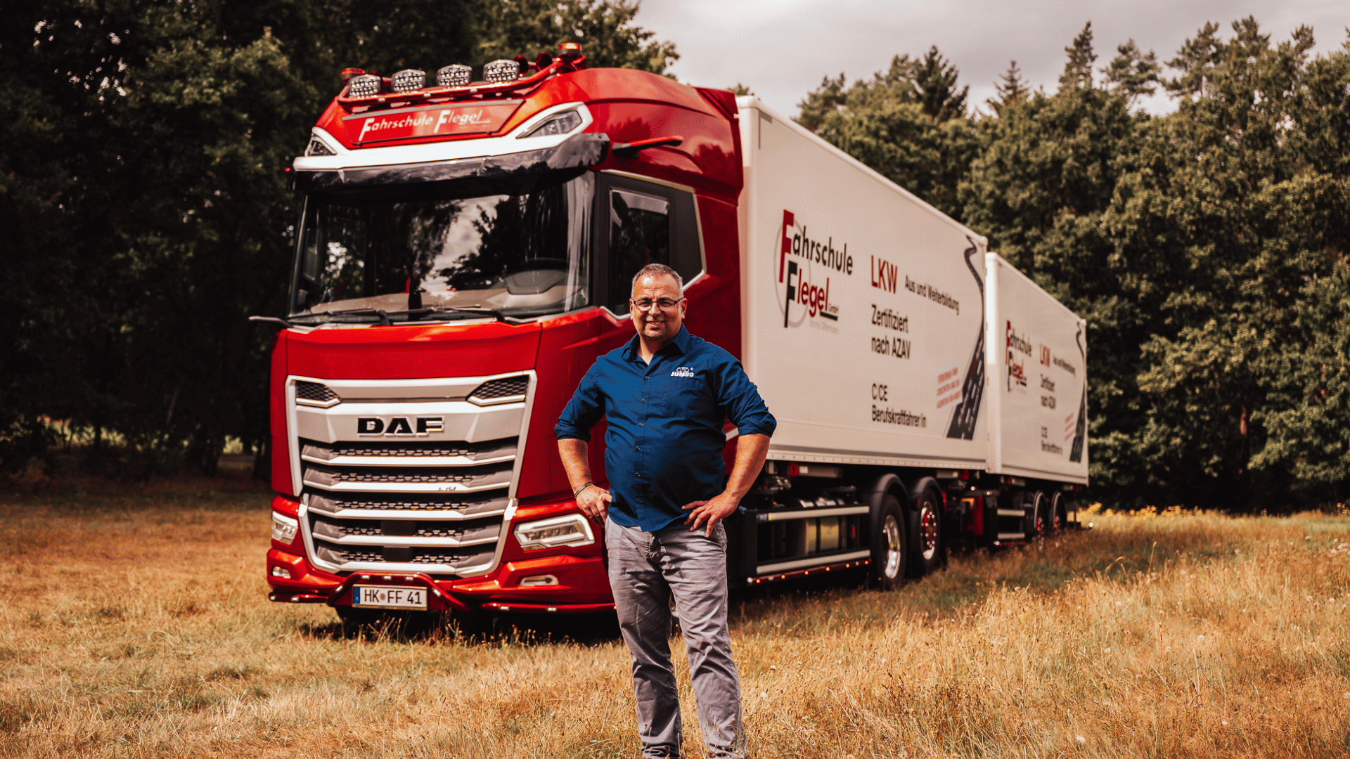 Ronny Olfermann vor dem DAF-Fahrschul-Lkw der Fahrschule Flegel für die Lkw-Ausbildung Klasse C und CE