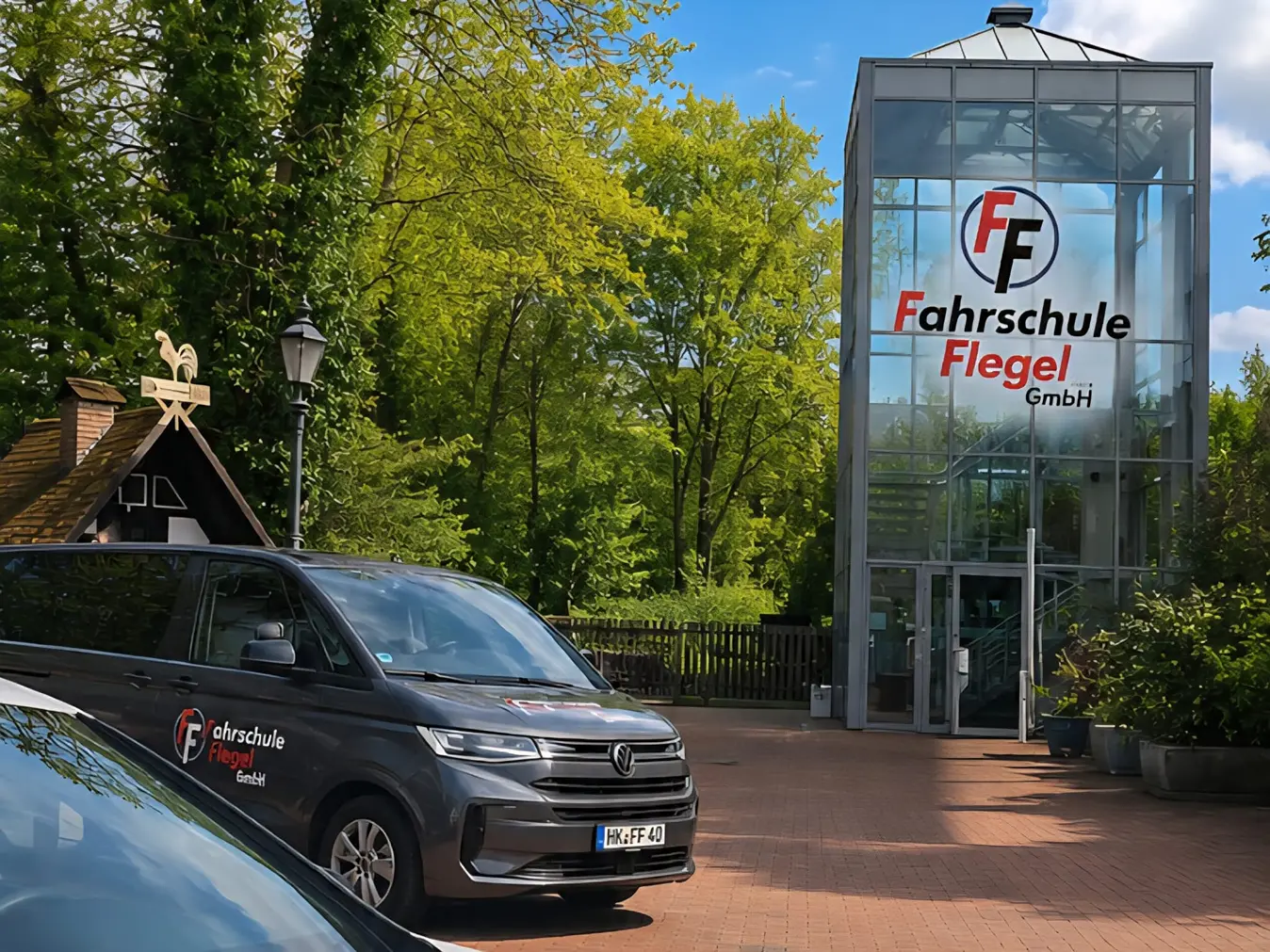 Außenansicht der Fahrschule Flegel am Standort Soltau mit VW-Fahrschulfahrzeug